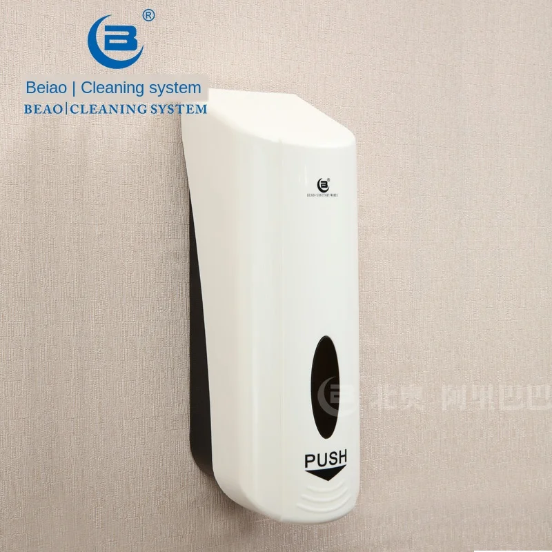 Распределитель жидкого мыла отельный одноголовый 700 мл расположенный на стене коробки для геля для душа.