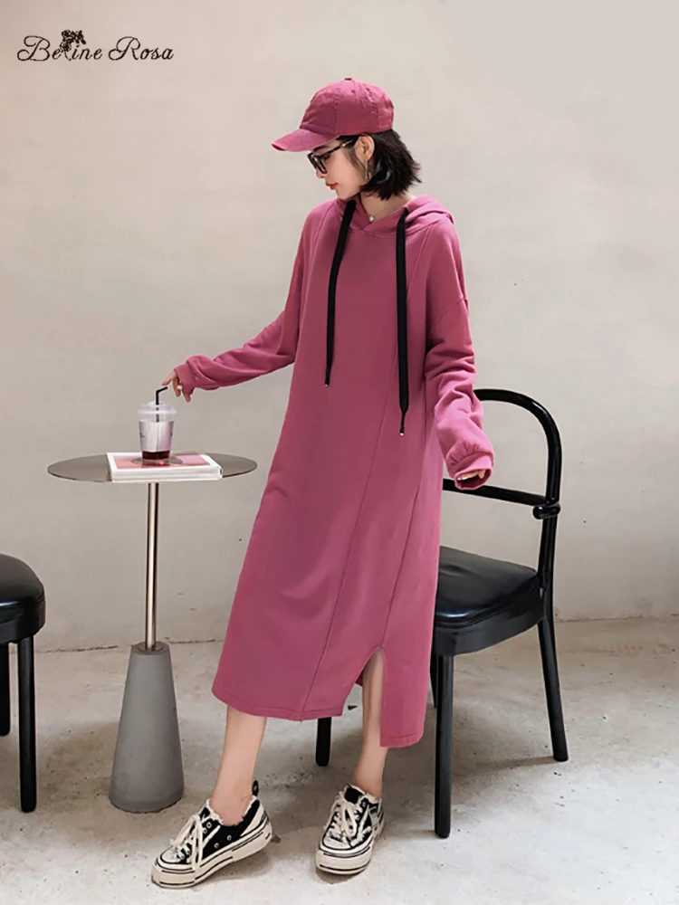 Белые платья с капюшоном в минималистском стиле цвета сливы красного осень.