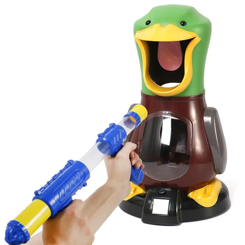 На открытом воздухе игрушечный пистолет который стреляет шариками воды водомет