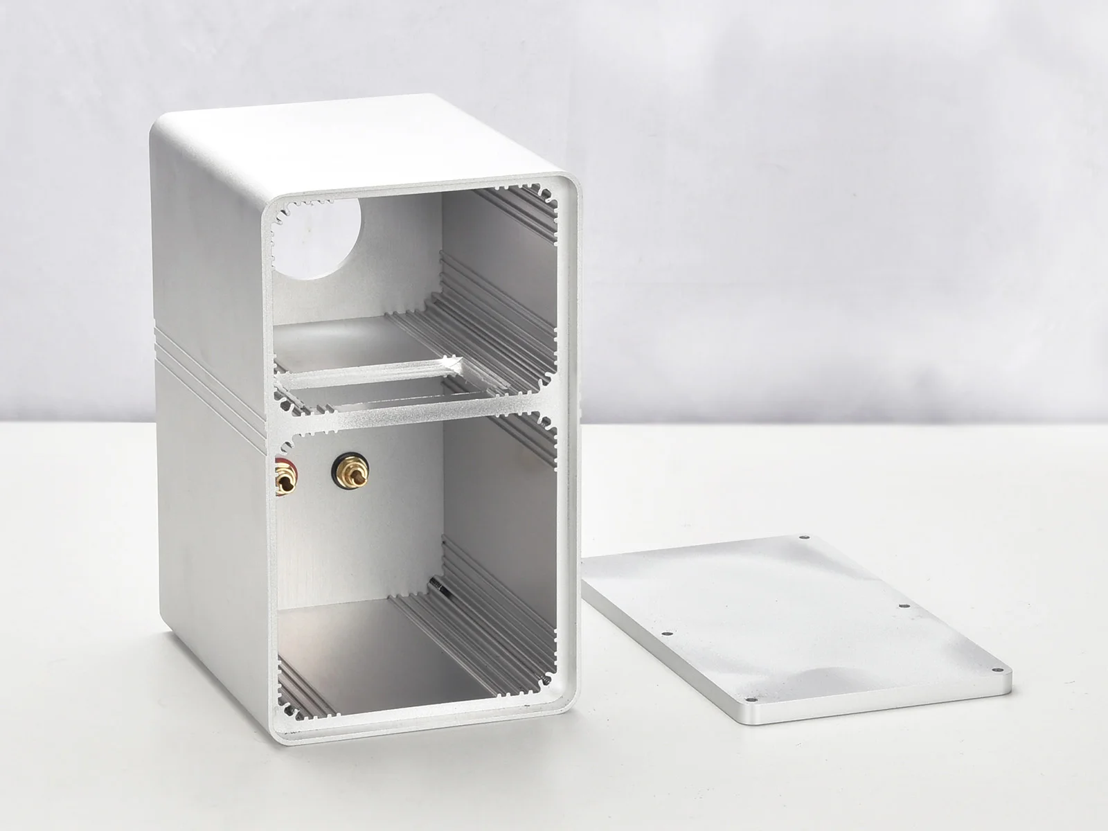 Классический профиль динамика для книжной полки ELAC 310CE изготовленный из пустых