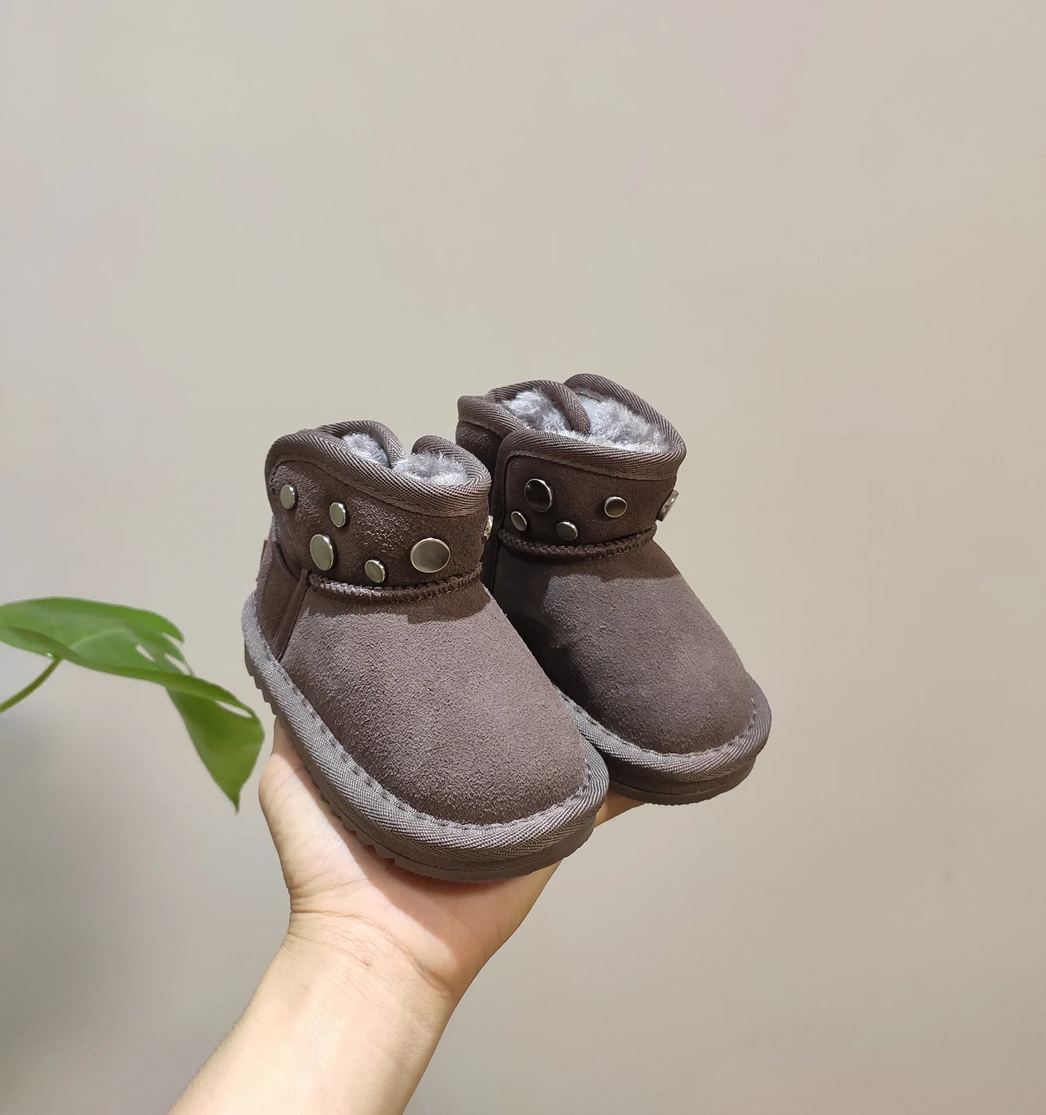 Детские зимние ботинки; коллекция года; зимние ботинки из натуральной кожи с заклепками для девочек; модные Нескользящие ботинки; теплые хлопковые ботинки для мальчиков