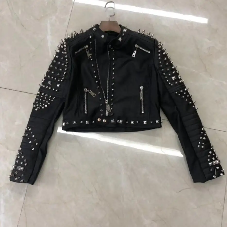 Женская куртка из искусственной кожи с заклепками и бисером короткая в стиле