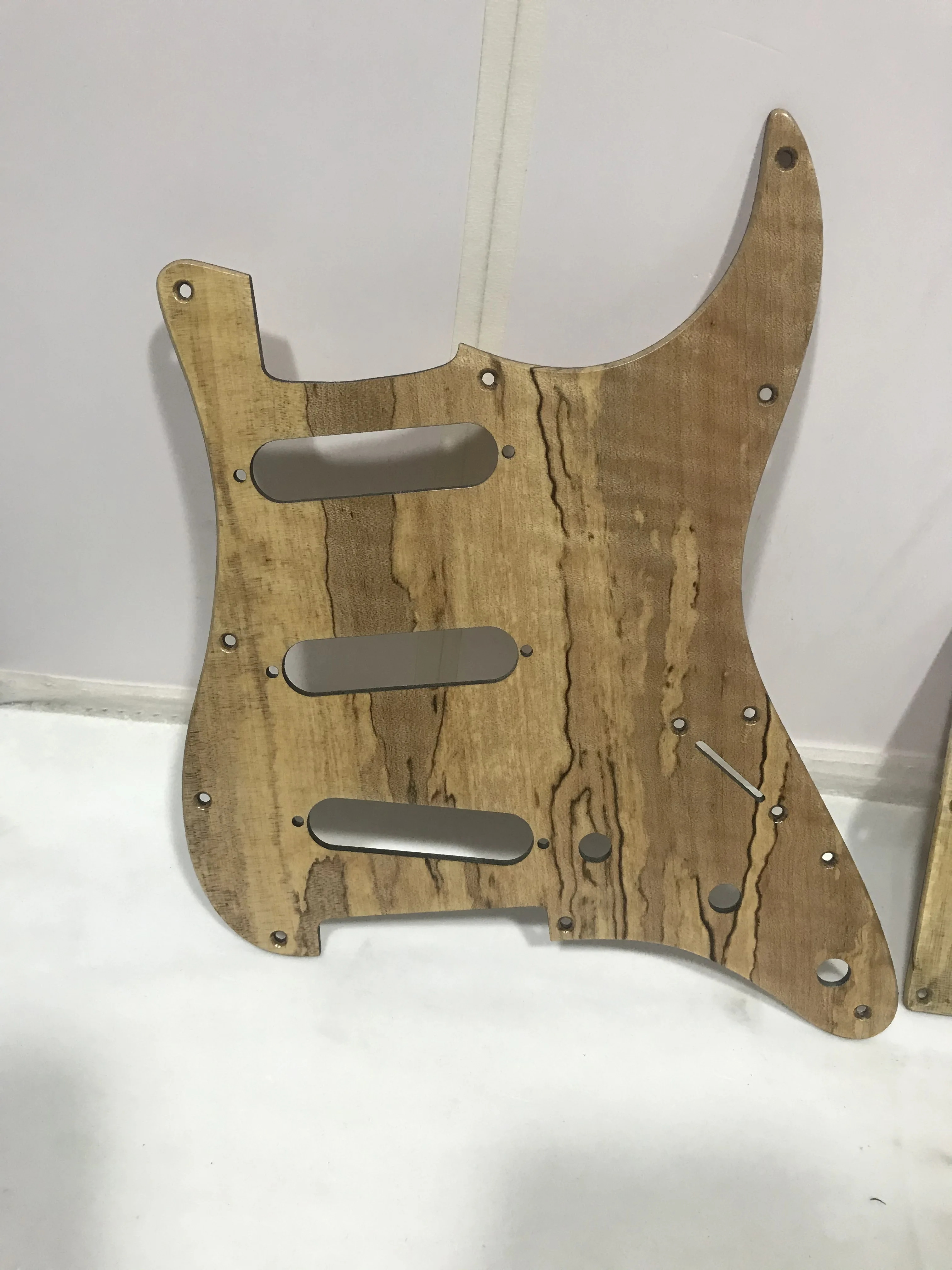 Бесплатная доставка набор скрепленных кленовых древесных струн SSS Pickguard & Backplate