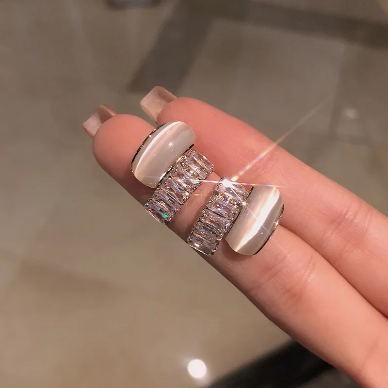 

Luxury Crystal C-shaped earrings simple women's cool temperament earrings