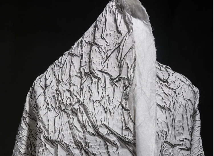 Белая Лаковая черная полоса треснувшая трехмерная плиссированная ткань