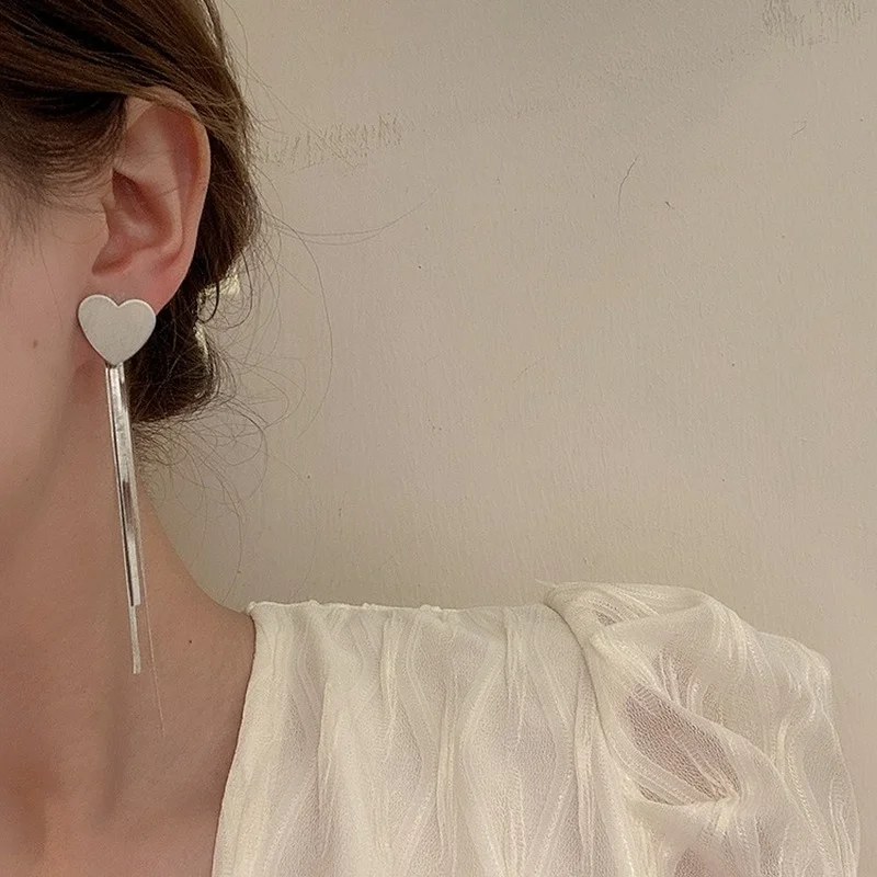 

Новинка 2021, Модные Винтажные позолоченные металлические длинные висячие серьги в форме сердца с кисточками для женщин и девушек, ювелирные ...