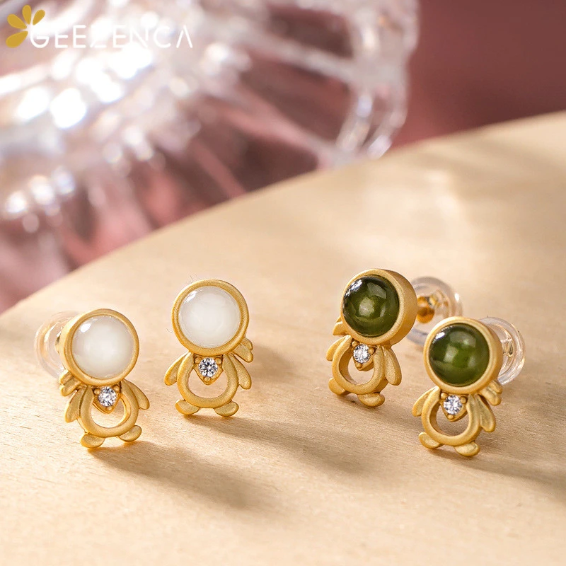 Серьги гвоздики из белого и зеленого нефрита с золотым покрытием стерлингового