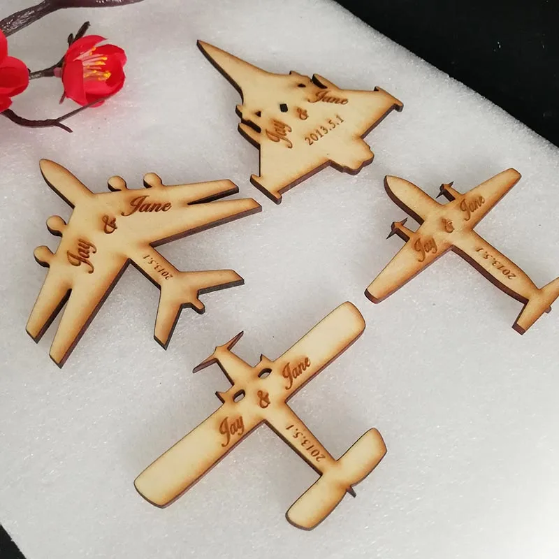 Бирки с гравировкой в виде самолета на деревянной основе 50 шт. центральные столы |