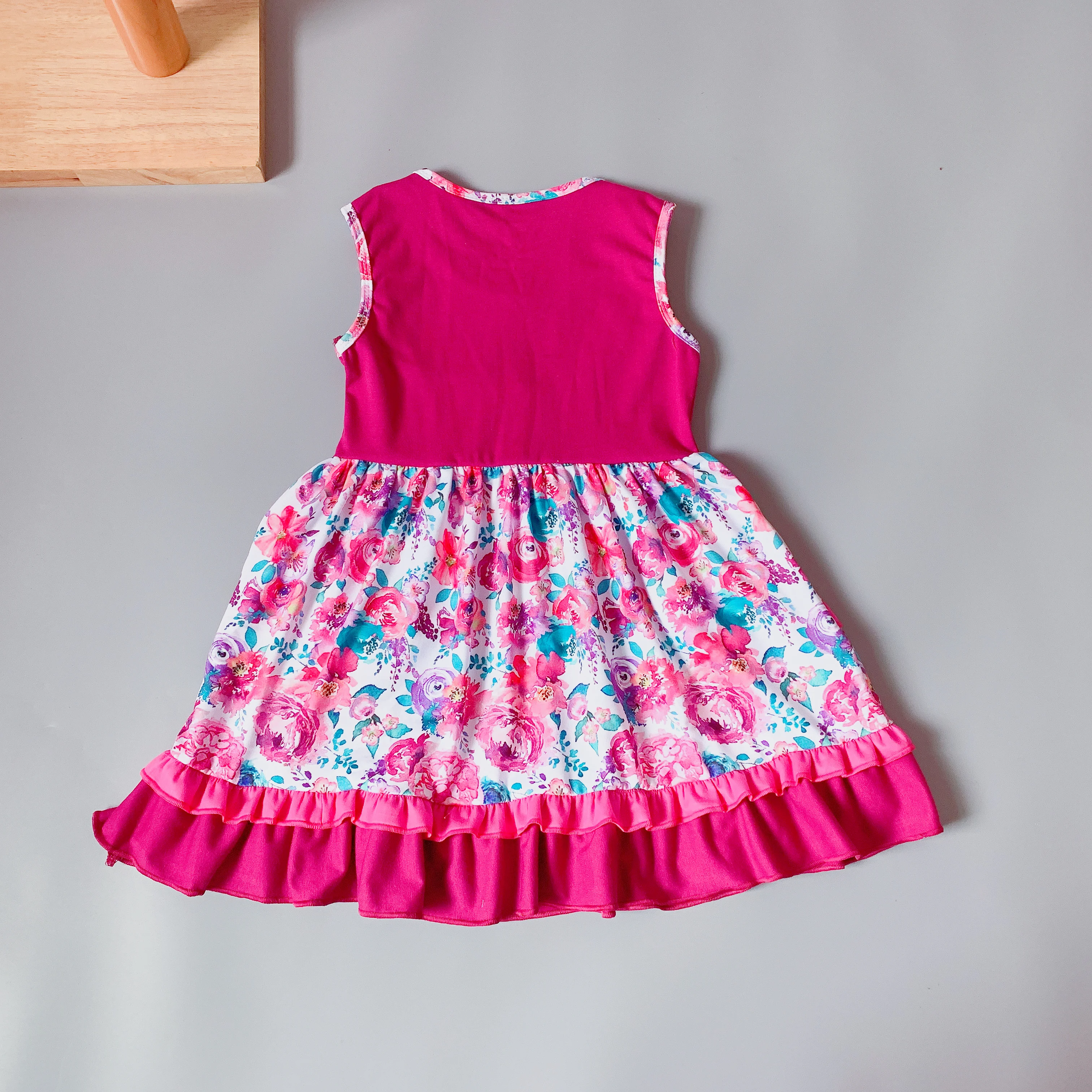 Летнее платье без рукавов розовое на лямках с цветочным рисунком и карманами 100%