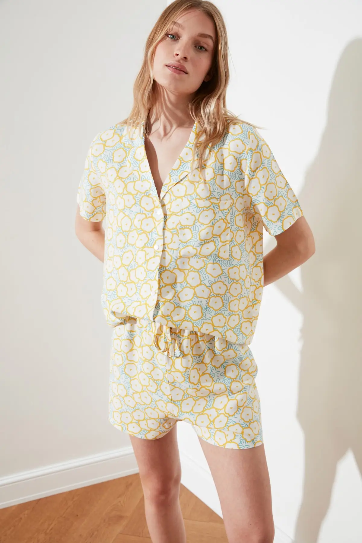 

Trendyol Flower Pattern Woven Pajamas set THMSS21PT0301