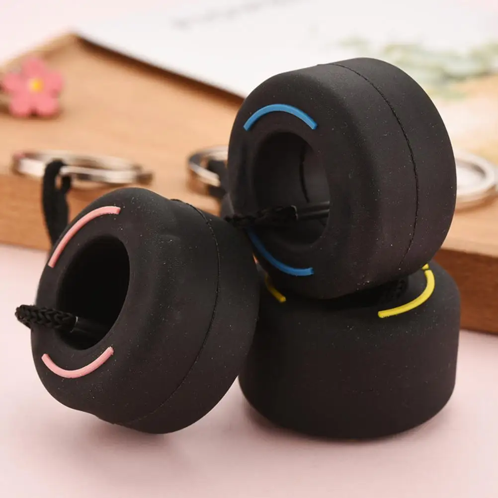 Искусственный брелок с шиной необычный для сумки автомобильный изысканный