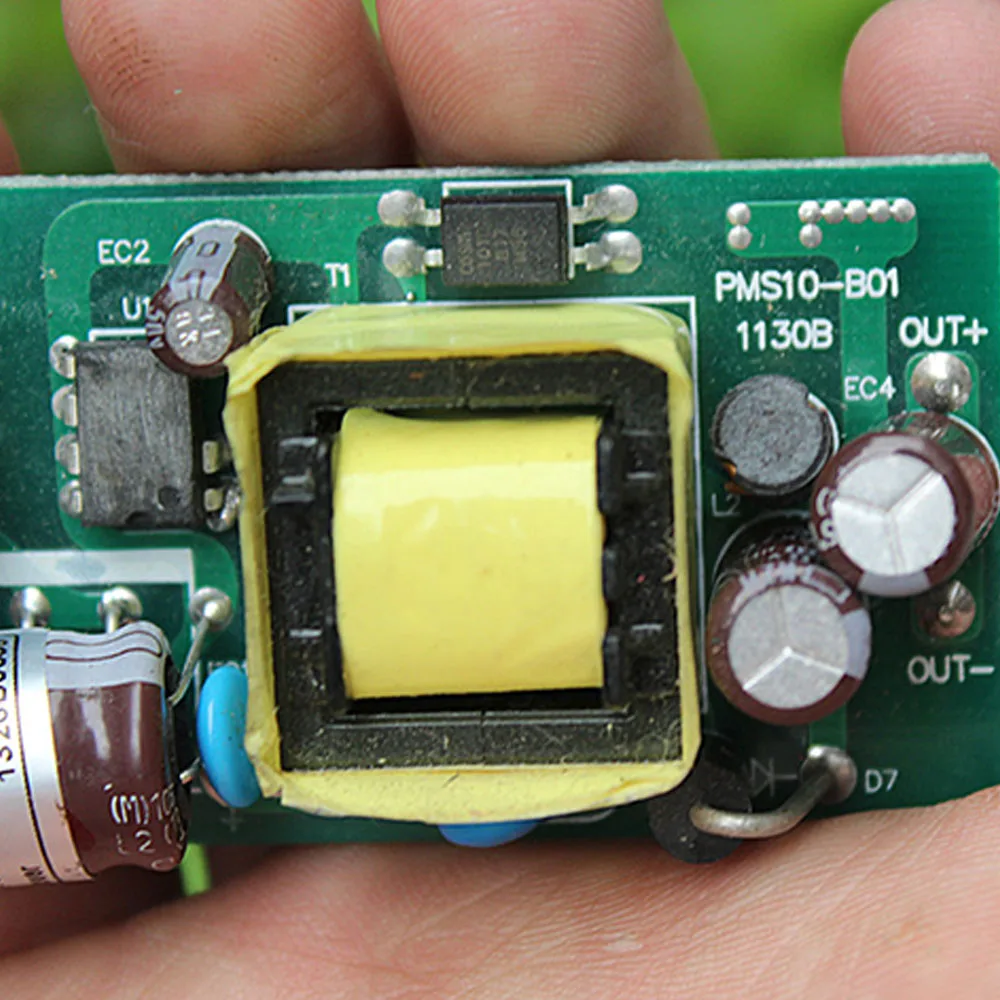 Понижающий регулятор напряжения с 5 в пост. Тока 2 а входом питания 110 В 220