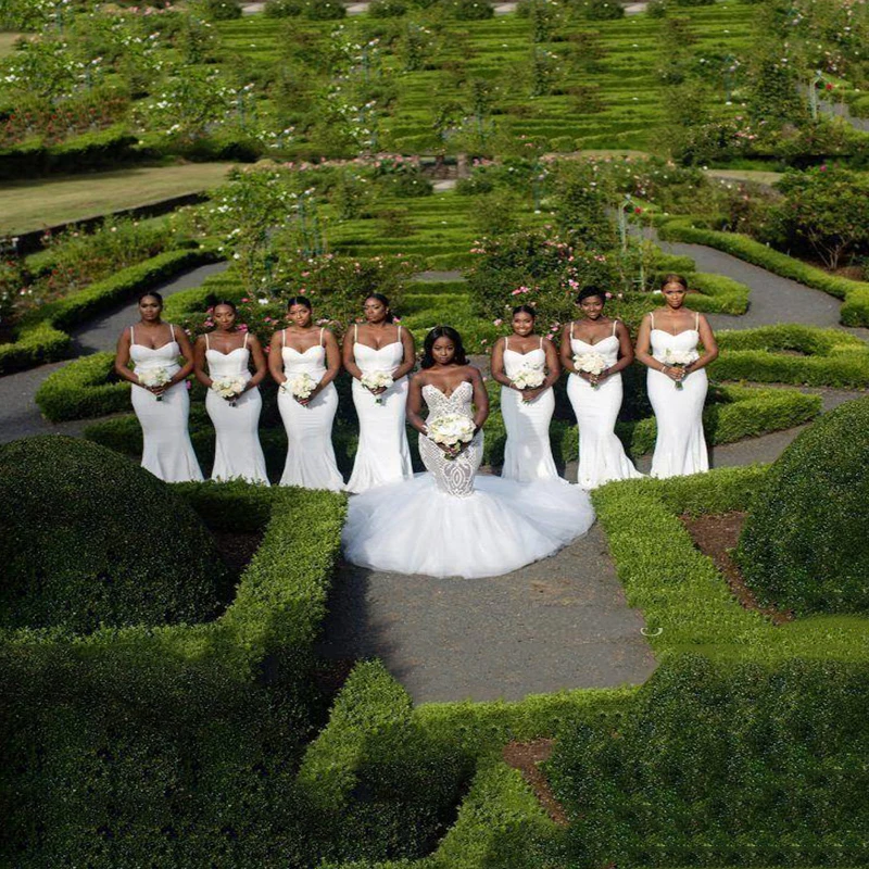 Скромные белые платья подружки невесты на тонких бретельках атласные без