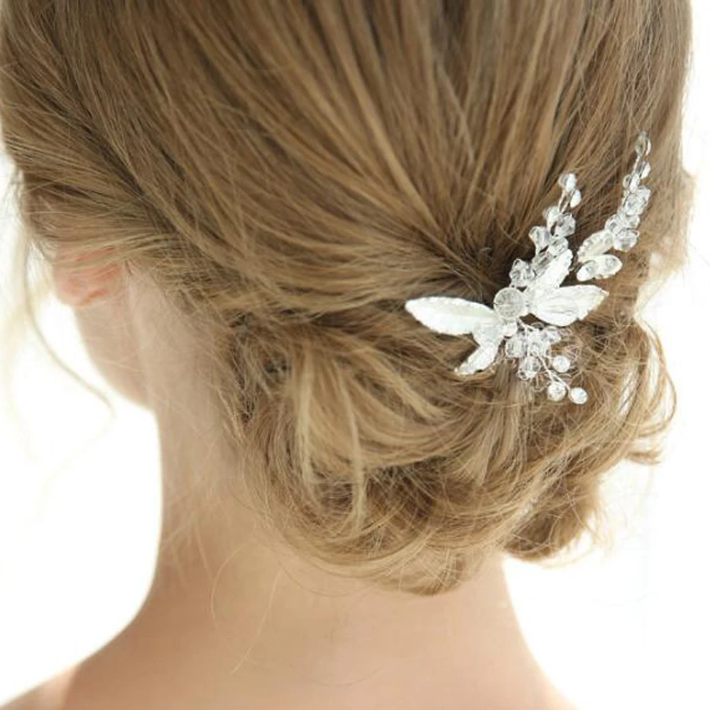 Невесты или подружки невесты с украшениями в виде серебристых кристаллов Стразы