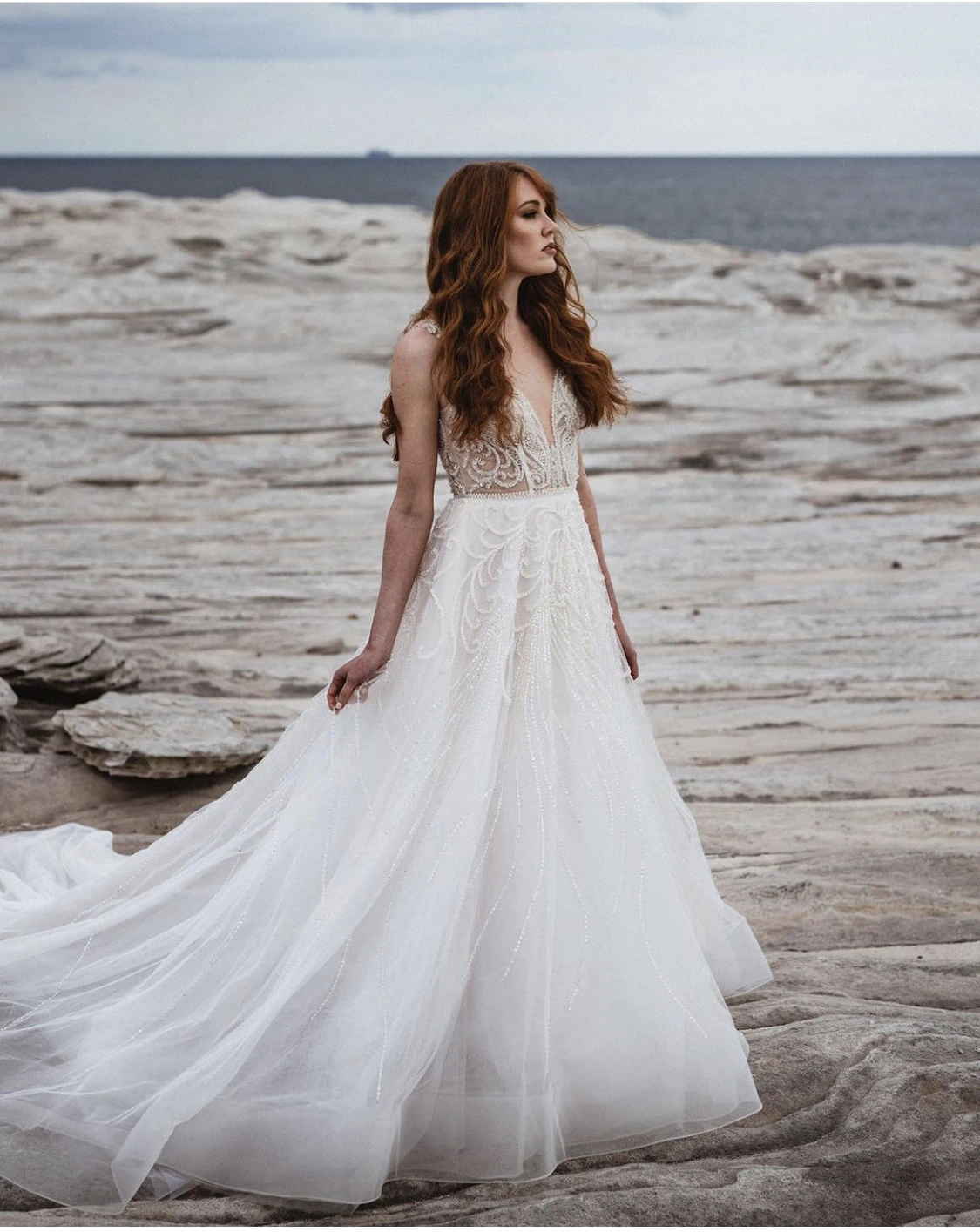 Wedding Dress A-Line V-Neck Lace Appliques Beads Illusion Tulle Button Gorgeous Floor Length Sweep Train Bride Gown New | Свадьбы и