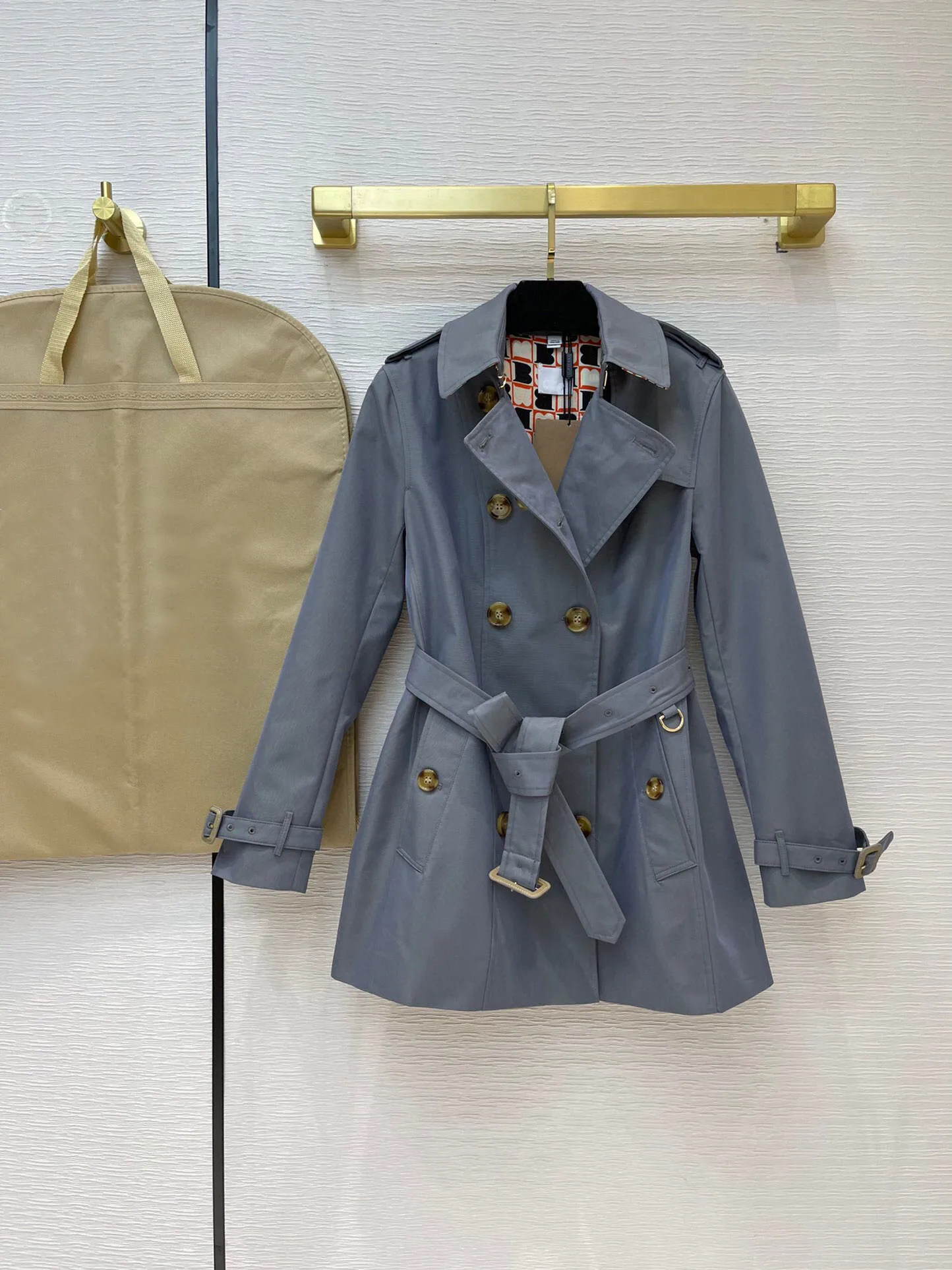 

2021 весенний брендовый дизайнерский новый высококачественный классический однобортный длинный плащ в полоску с вышивкой и надписью в стиле...