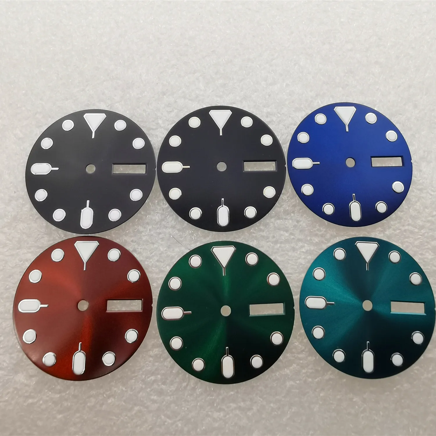 

Светящийся циферблат диаметром 28,5 мм буквально подходит для автоматического движения Crown NH36 на трех и четырех часах