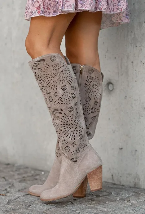 

Женские привлекательные черные замшевые сапоги до колена, с острым носком, на каблуке-шпильке, с вышивкой, женские высокие сапоги, облегающи...