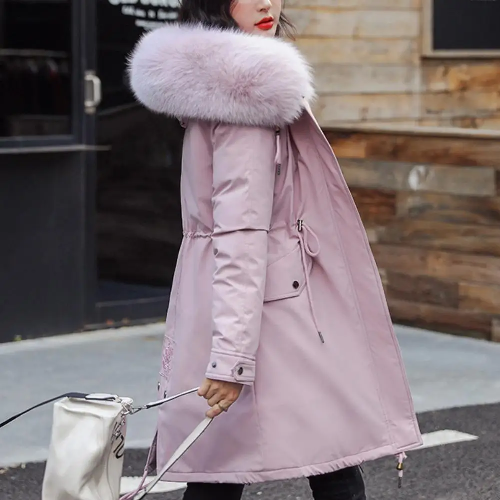 Зимняя куртка женская теплая с капюшоном средней длины приталенная стеганая