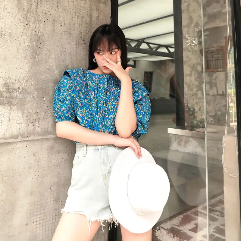 Женская короткая рубашка с круглым вырезом рукавами-фонариками и оборками