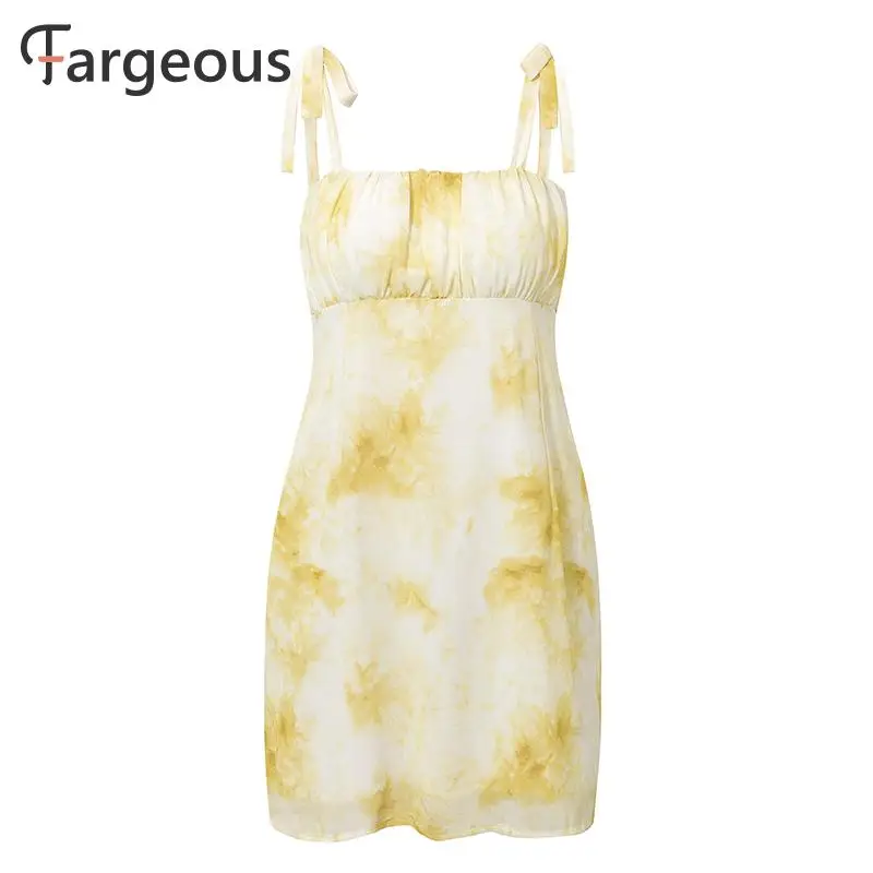 Женское короткое платье на тонких бретельках ярко розовый тонкий галстук