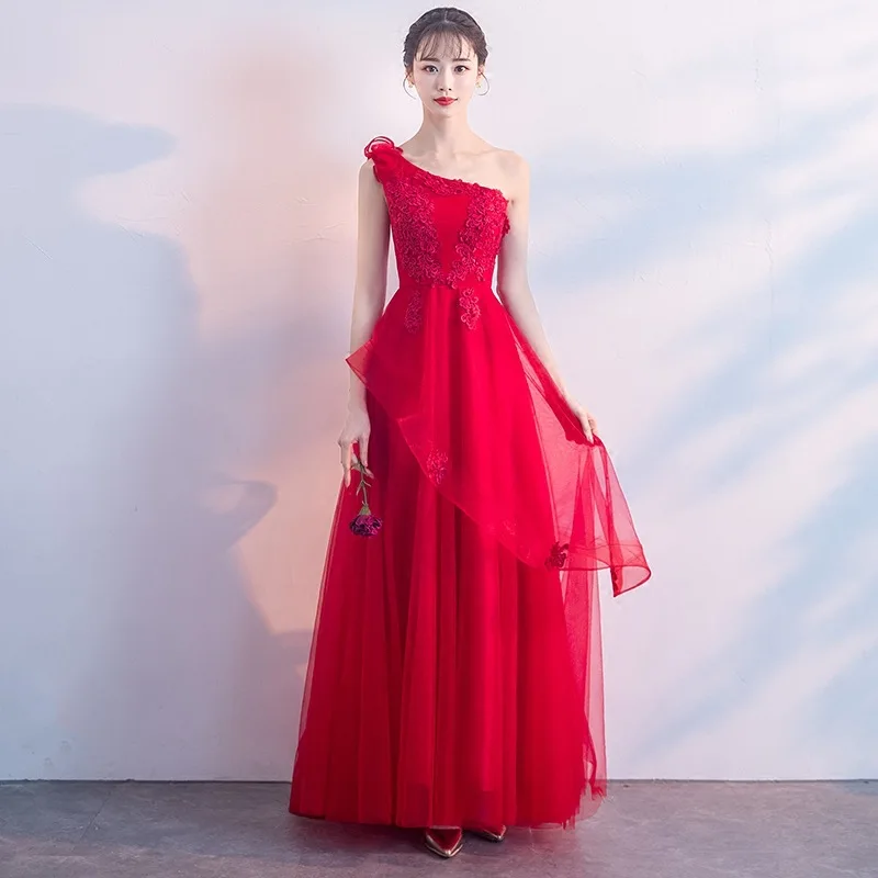 Красное женское длинное вечернее платье без рукавов с одним открытым плечом