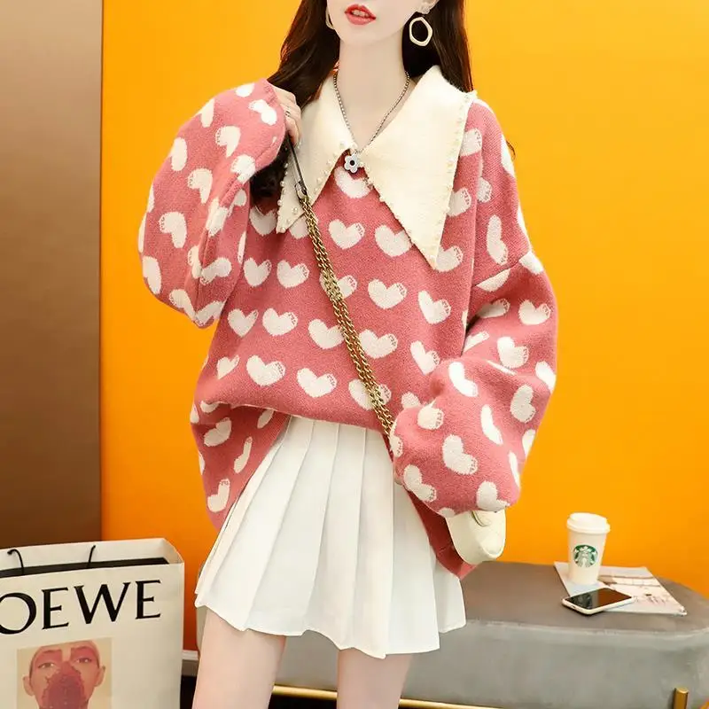 

Свитер женский оверсайз с отложным воротником и жемчужным принтом сердечек