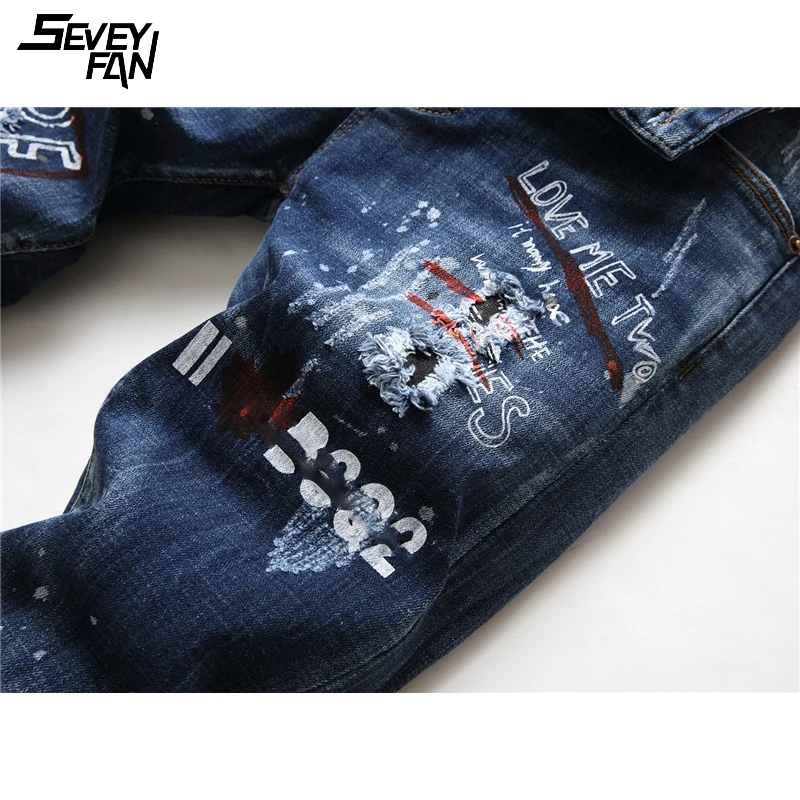 Мужские синие зауженные рваные джинсы с цепочкой и буквенным принтом модные