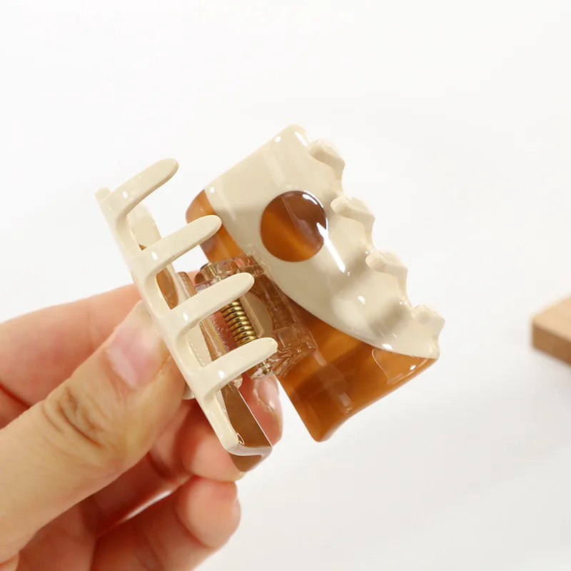 Женский акриловый зажим для волос Инь-Ян размер 5 см фиолетового черного белого