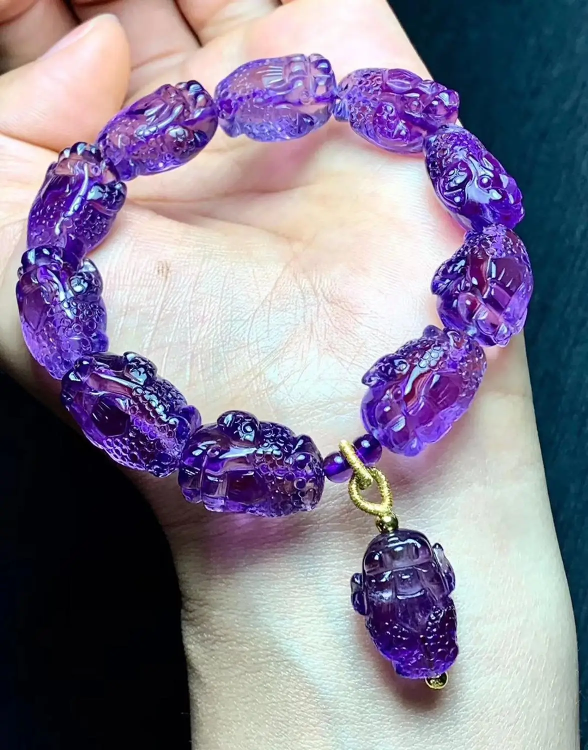 

Женский браслет с натуральным фиолетовым аметистом и кварцевым кристаллом 19/14/11 мм, бусины из прозрачной жабы с резным кулоном, сертификат ...