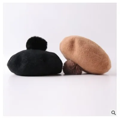 Милая шерстяная шапочка небесно-голубого цвета с помпоном из кроличьего меха