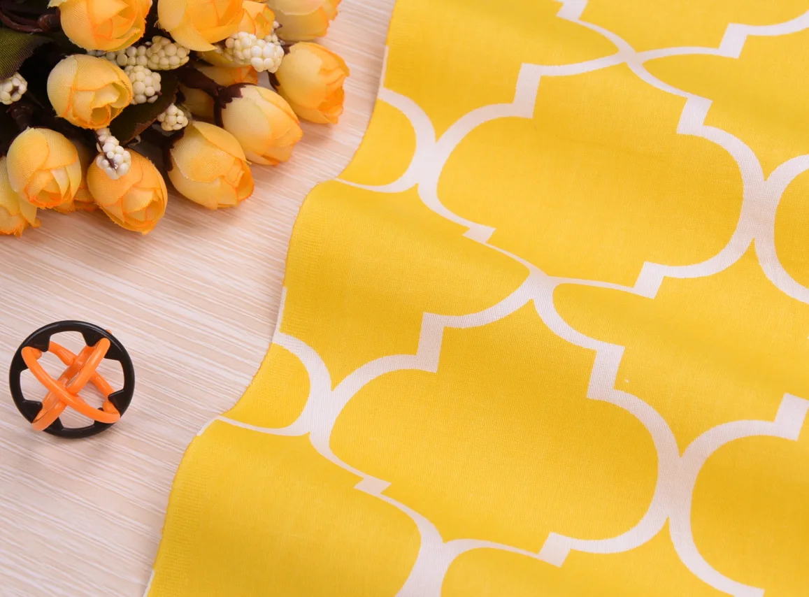 Симпатичная саржевая хлопковая ткань с геометрическим принтом и розовыми