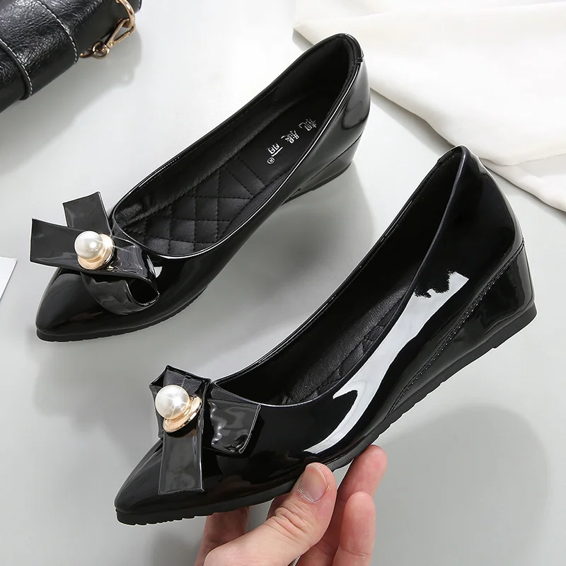 

Increasing Shoes Height Women Pearl Bowknot Loafers Femme Slip on Pointed Toe Moccasins Japanned Leather Elevated Shoes