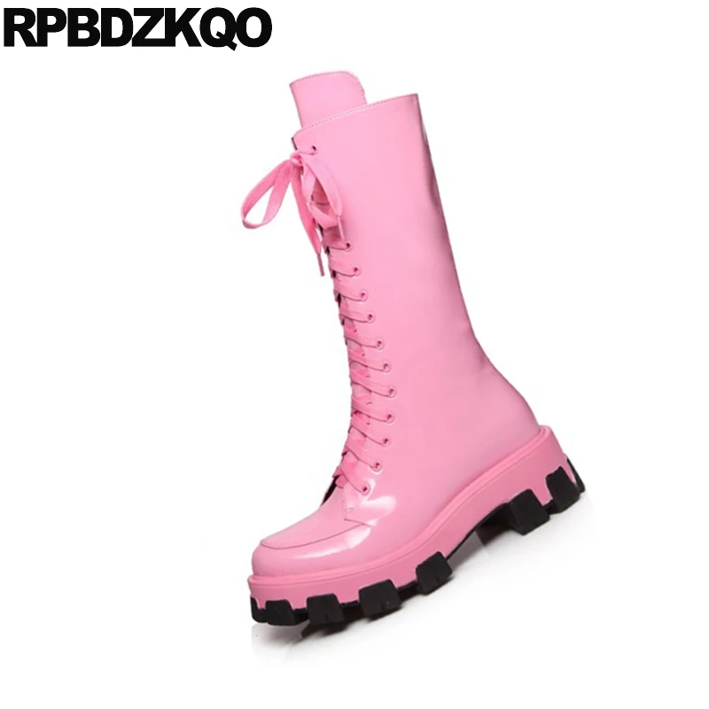 Женские ботинки из лакированной кожи розовые до середины икры на массивном