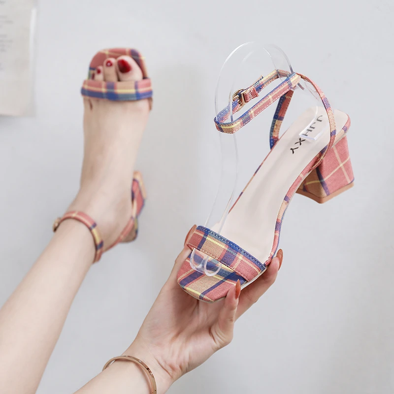 

2021 New Women's Shoes Fashionable Temperament Checked Sandal Fish Mouth Thick Heel Large Women's Shoes zapatillas mujer