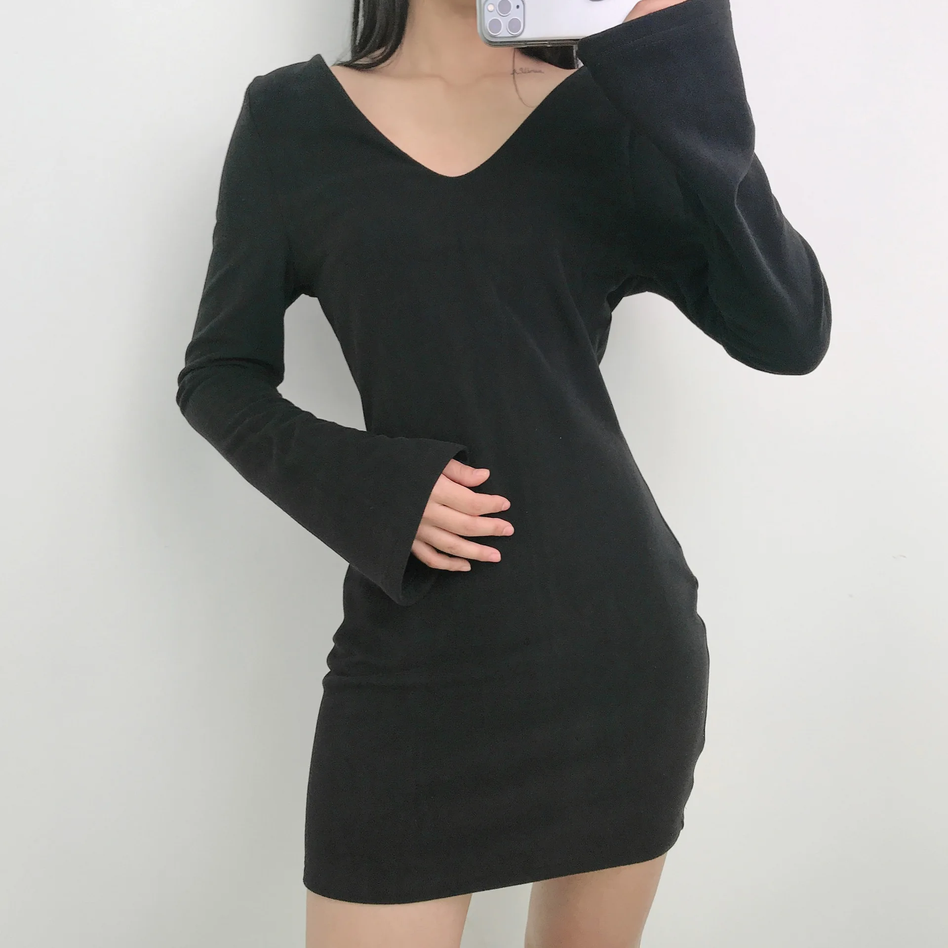 Женское мини платье черное облегающее с треугольным вырезом длинным рукавом и