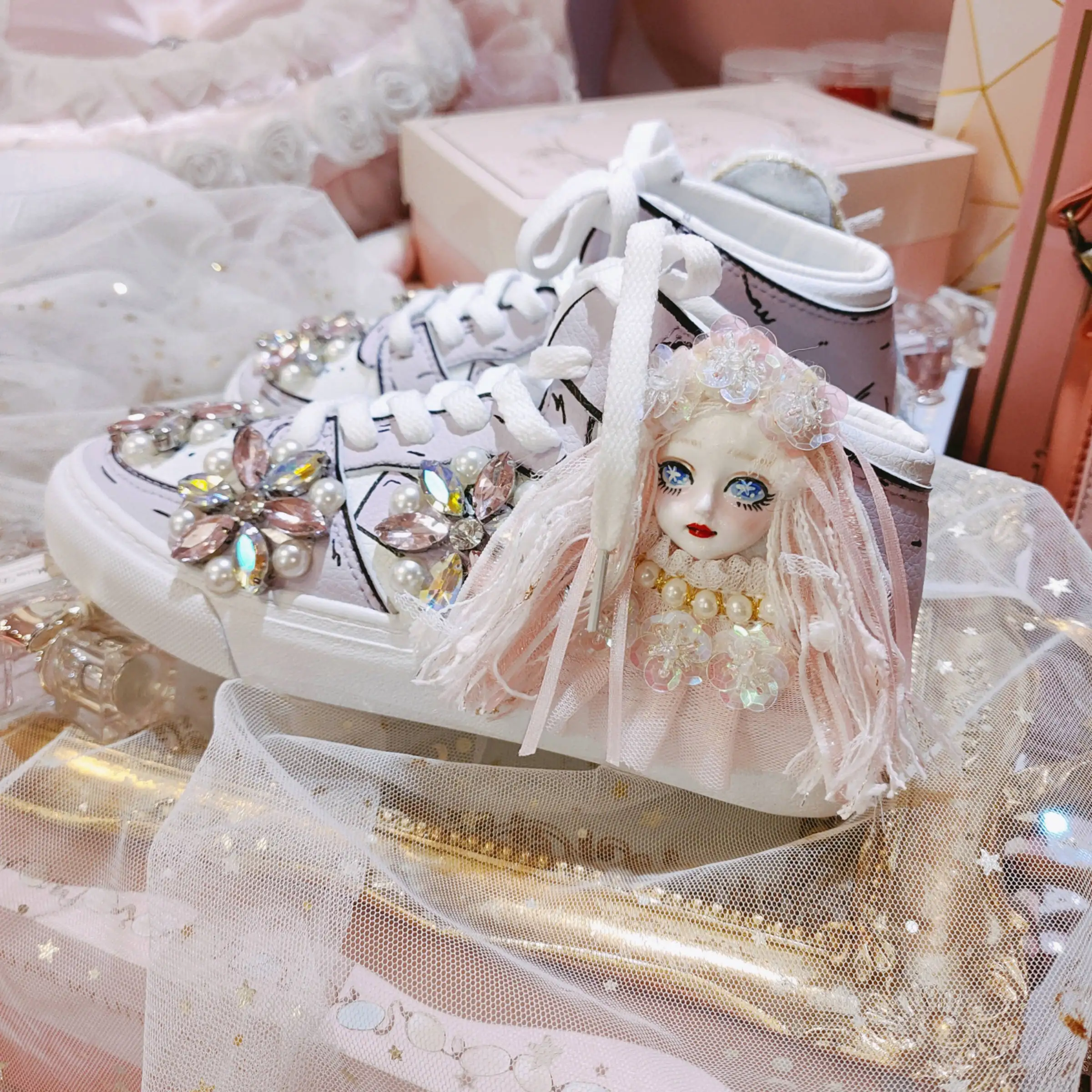 

Luxury Pearls White Sneakers Women Leather High Tops Leather Casual Shoes 2021 Colorful Rhinestones Wedding Flats Ladies Trainer