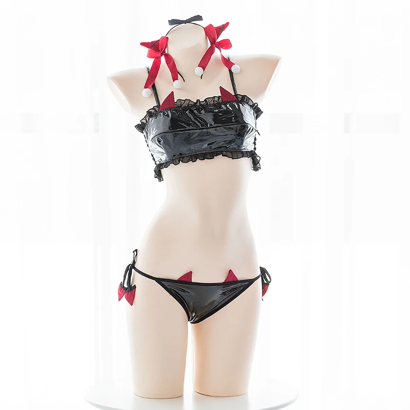 Комплект женского нижнего белья из лакированной кожи в готическом стиле |