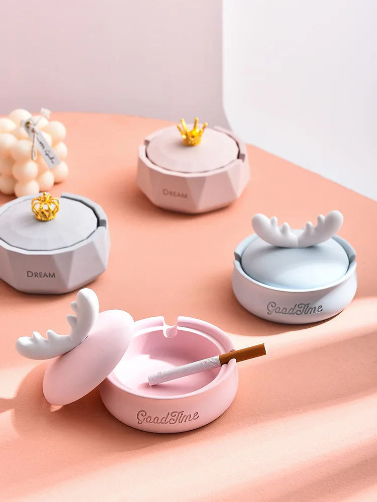 

WHYOU 1piece Resin Cute Ashtray for Car with Lid Funny Simple Home Furnishing Decoration Boyfriend Wedding Gift