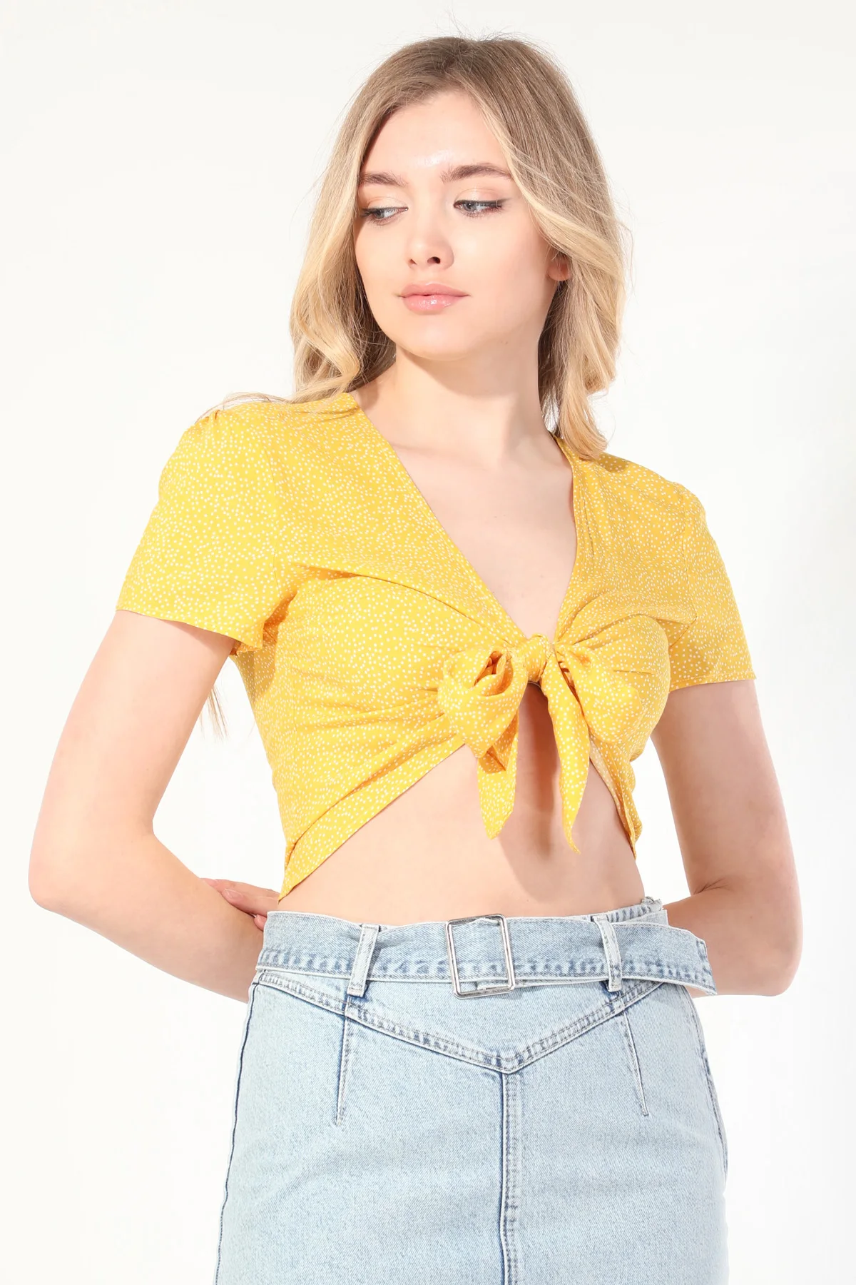 

Женская желтая блузка в горошек