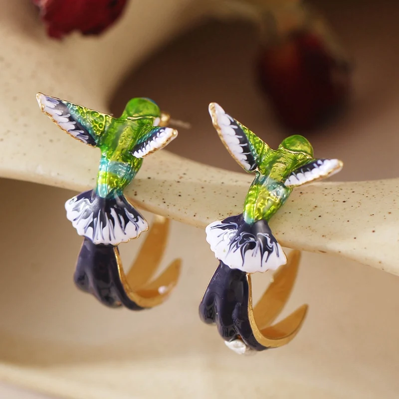 

2021 New 1pair Ladies Fashion Creative Style Flying Hummingbird Painting Oil Earrings Animal Jewelry Gifts Cute Female Ear Stud