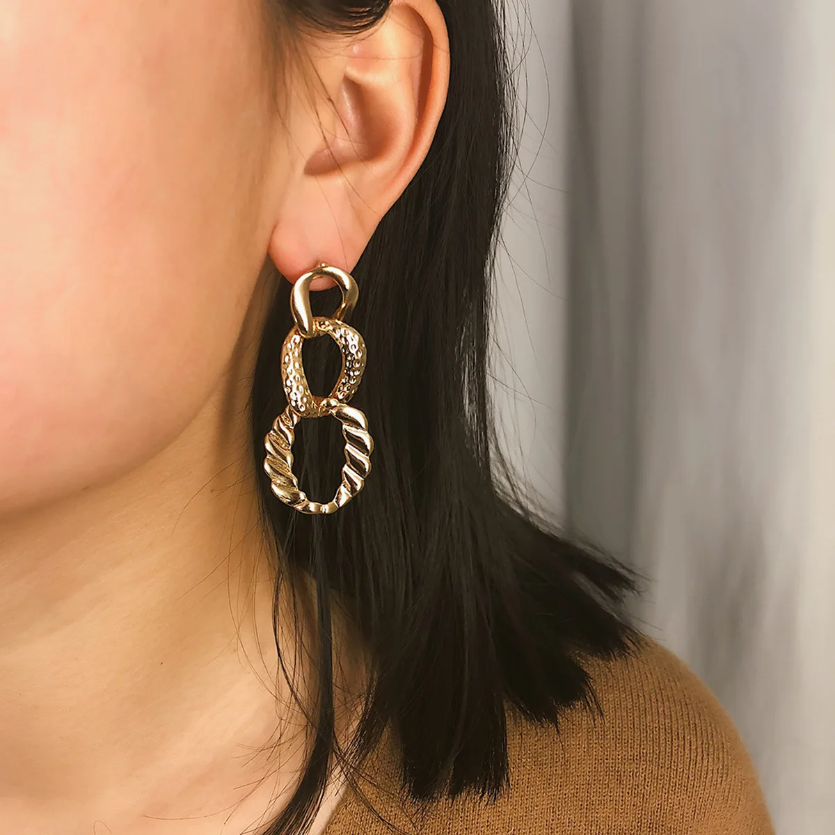 Женские серьги-подвески золотого и серебряного цвета металлические