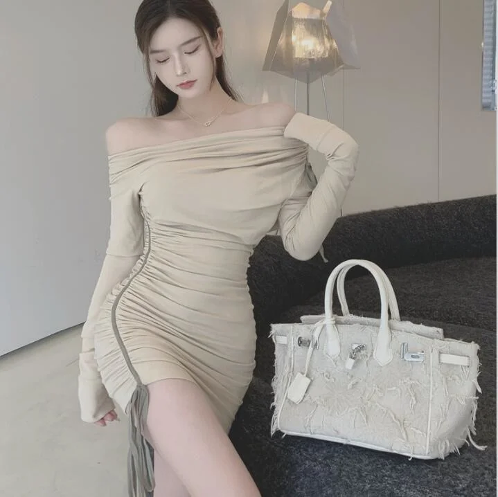 

Женское приталенное платье с открытыми плечами и открытой спиной