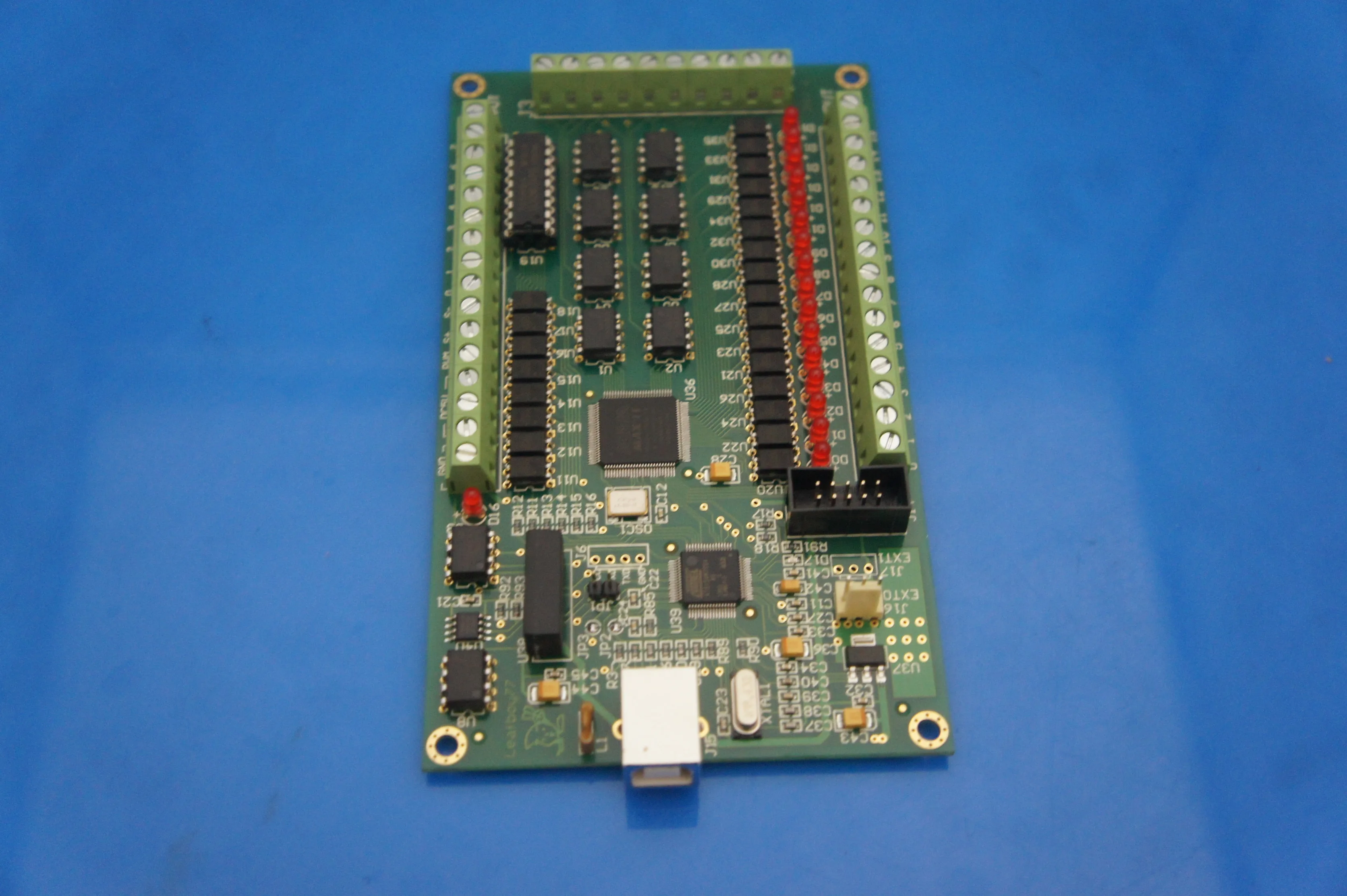 AKZ250 4 осевой контроллер движения с ЧПУ USB карта Mach3 200 кГц интерфейс разделительной