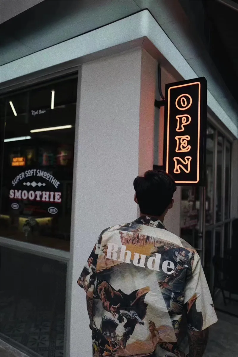 

Rhude Shirt Bounty Hunter Oil Painting Print Shirts Men Women High Quality Smooth Silky Fabric Beach Shirt Rhude Short Sleeve