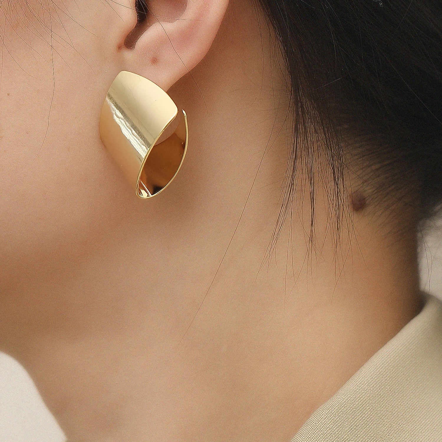 

2021 New Smooth Surface Gold Plated Earrings Retro Minimalist Exaggeration Unique Design Fashion Girlfriend Gift HYACINTH