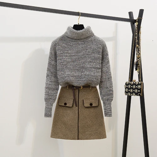 С высоким плотно облегающим шею воротником пуловер свитер и шерстяные юбка