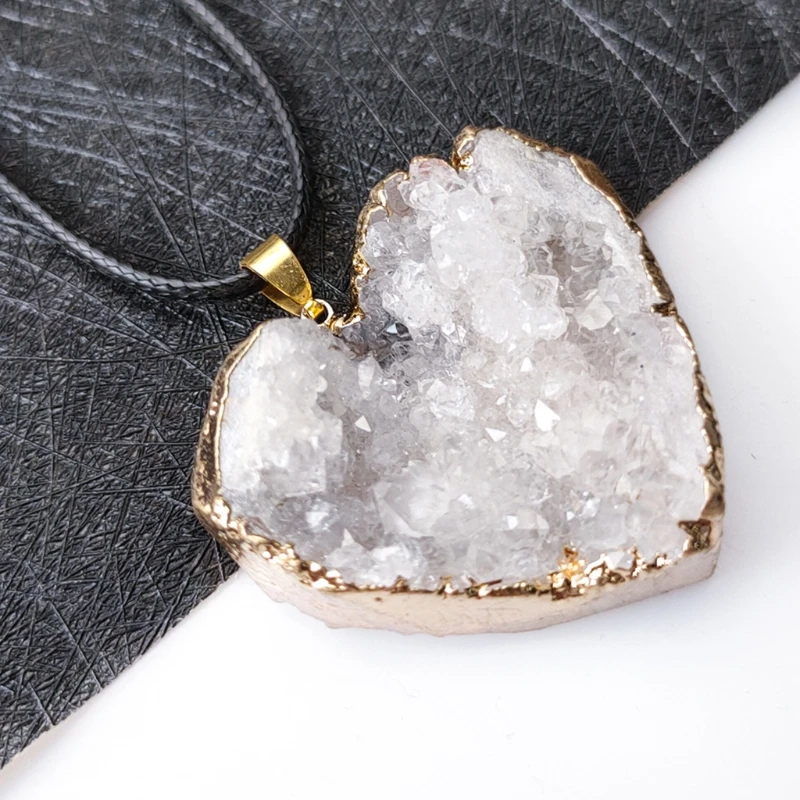 

Natural White Crystal Peach Heart Rough Stone Pendant Love Heart Crystal Cluster Necklace with Phnom Penh Ornaments
