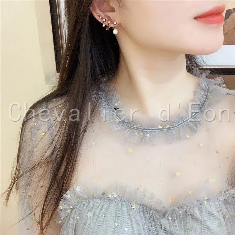 

Chevalier d'Eon Fashion Brand Pearl Jewelry For Women Gold Color Letter Stars Earrings Simple Design Wedding Party Earrings