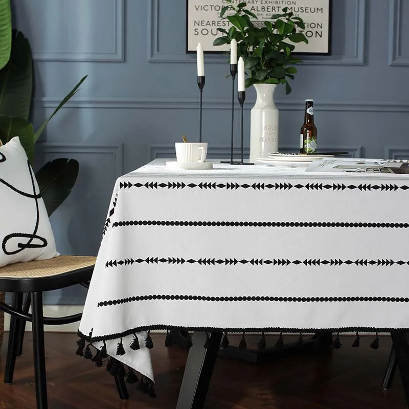Скатерть в богемном стиле с белыми полосками и принтом черная скатерть